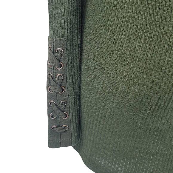 Torrid Lightweight  Green V-Neck Buttons Lace up Sleeves Winter Top 3 - 3X - Picture 4 of 7